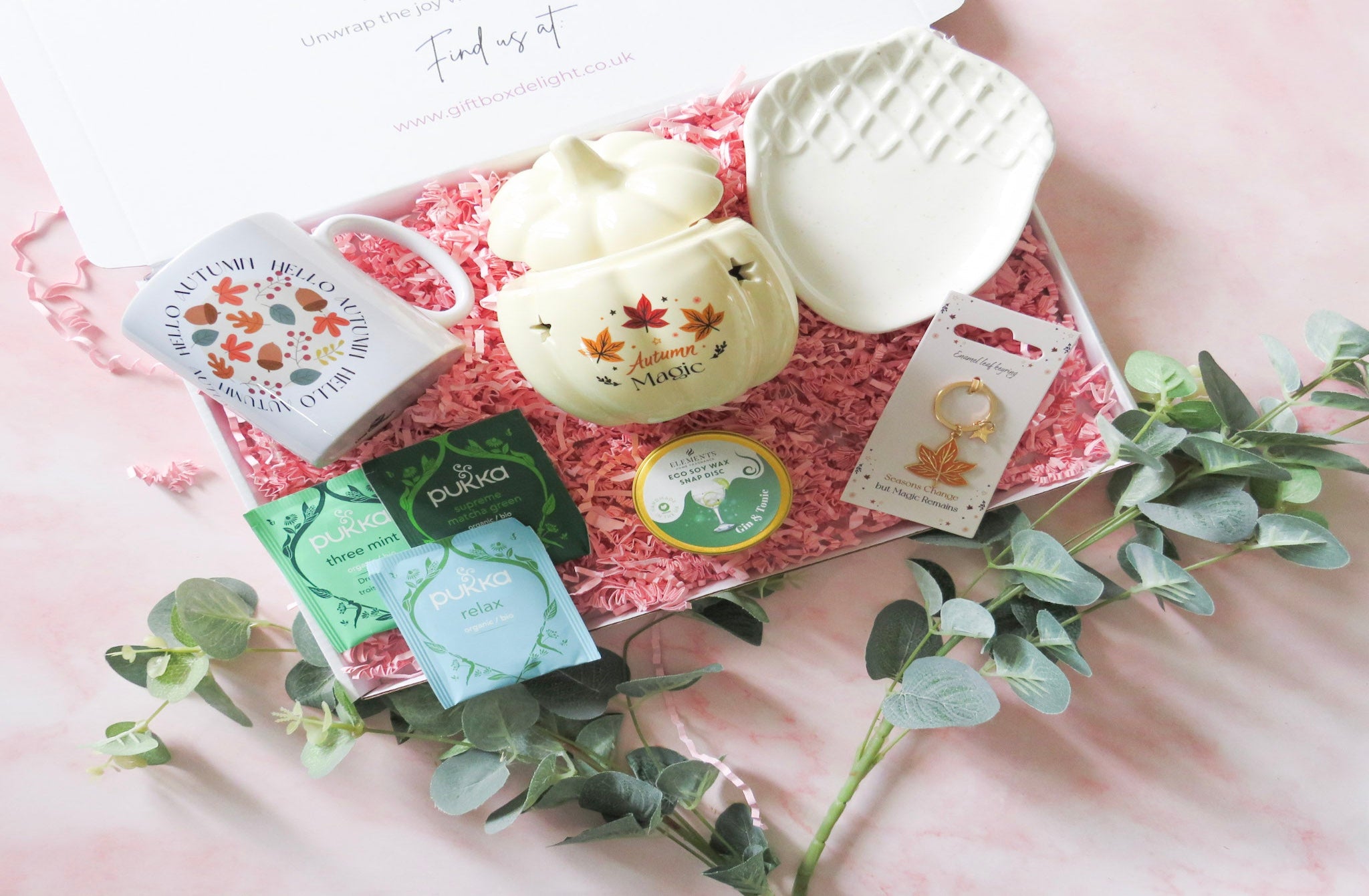 Gift set with hello autumn mug, autumn magic ceramic oil/wax burner, acorn ceramic dish, Pukka tea bag selection, gin & tonic scented soy wax melt & autumn leaf keyring.